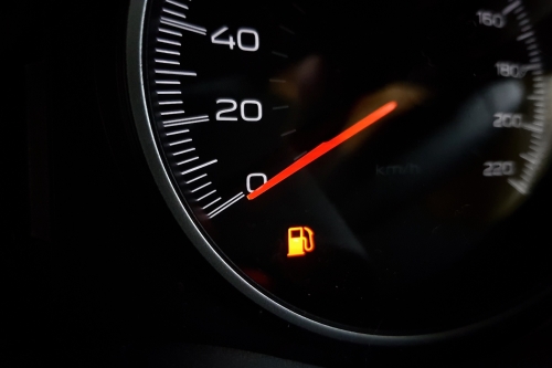 Ile kilometrów przejedzie auto na rezerwie?